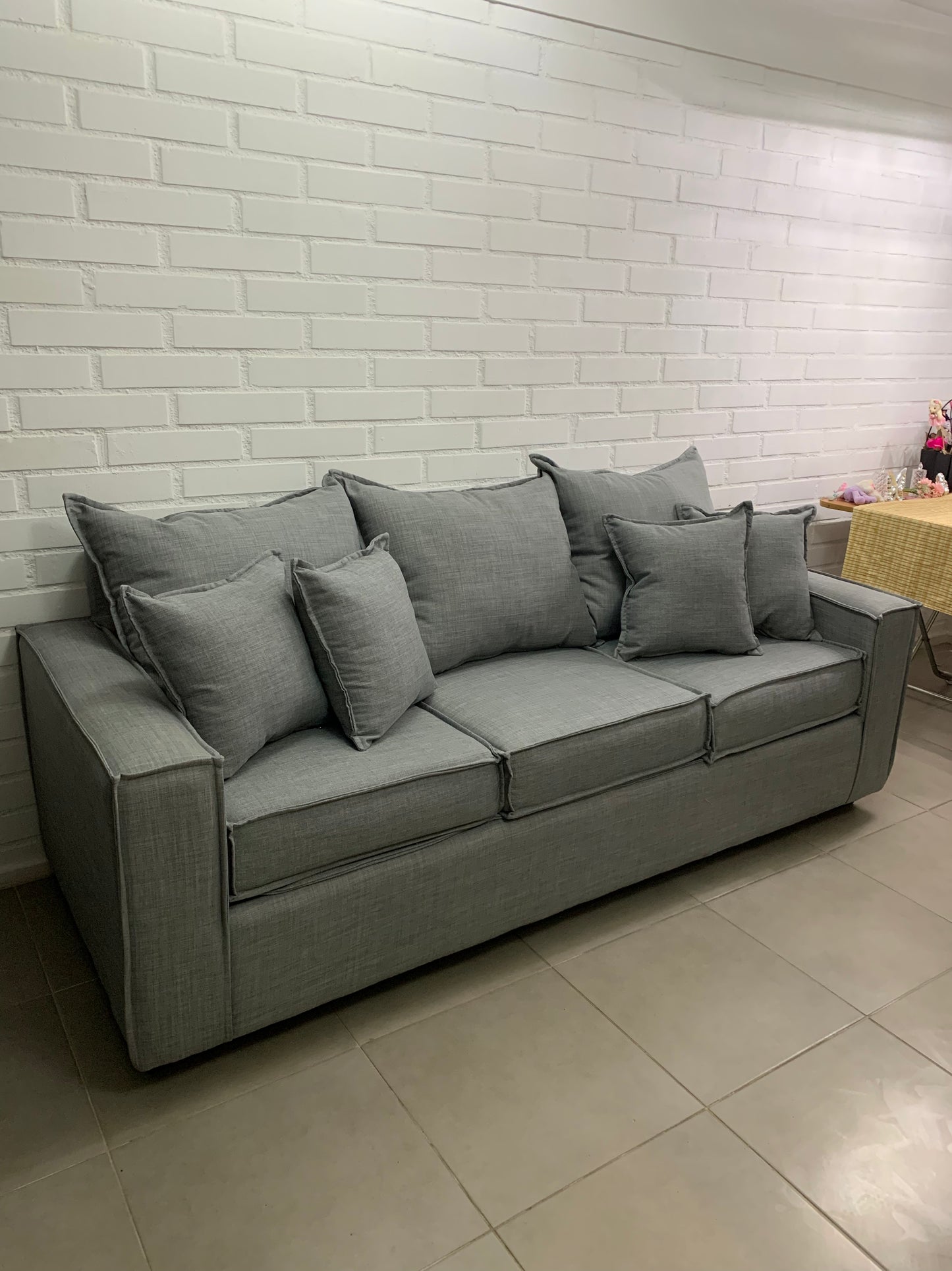 Sofa 3 cuerpos 3 Asientos Homero Plus / 7 Cojines 3 Grandes y 4 Pequeños Decorativos